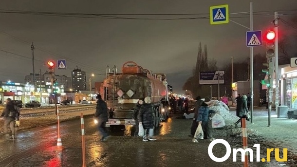 Шла на красный: большегруз насмерть задавил пенсионерку в Омске