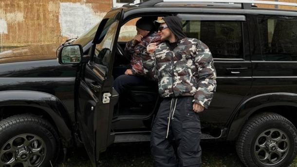 Музыкант из Новосибирска Элджей подарил дедушке УАЗ Patriot за 1,5 миллиона