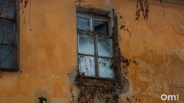 К Бастрыкину обратились омичи, которые живут в заплесневелом и разрушающемся доме