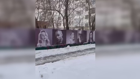 Чёрно-белые фотографии артистов, которые не поддержали Россию, повесили на заборе в центре города