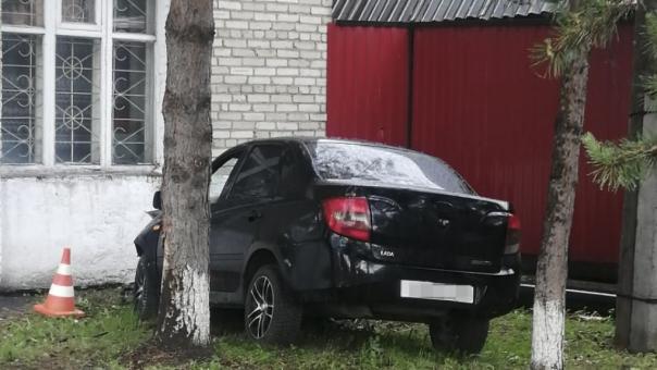 Омич протаранил здание военкомата. ФОТО