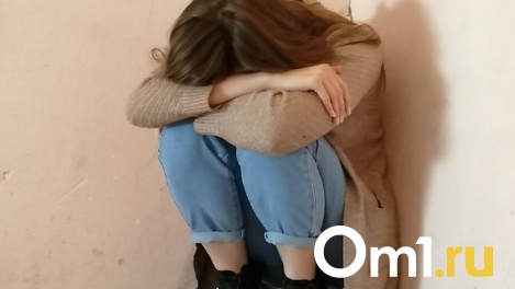 Пинали, оскорбляли, плевали в лицо: подростки избили восьмиклассницу возле школы в Новосибирске