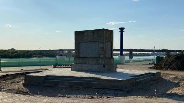 В Омске на Иртышской набережной закончили делать постамент для памятника Ивану Бухгольцу