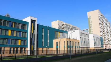 Очередь у лицея в Кузьминках: омичи ночуют на улице ради места в школе