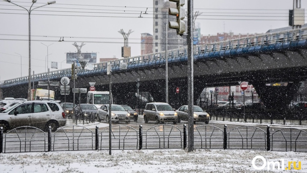 Из-за утреннего снегопада в Омске случилось сразу 15 аварий