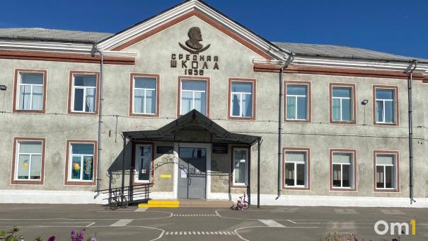 В школе Омской области отменили занятия из-за упавших кусков штукатурки