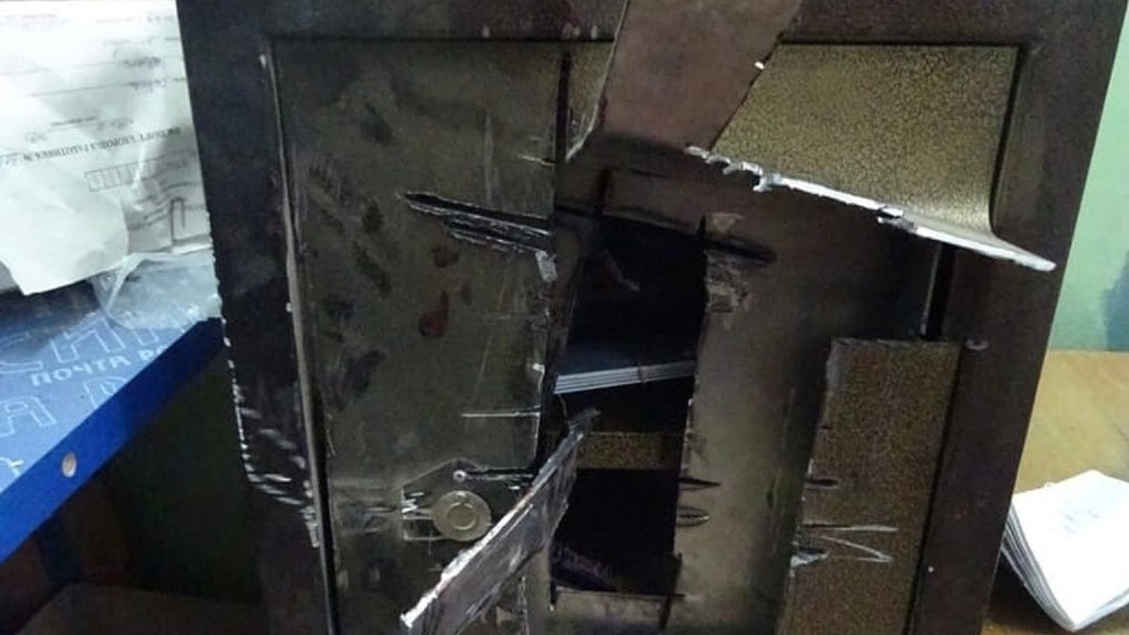 В Омской области сотрудник вскрыл шлифовальной машиной сейф на почте