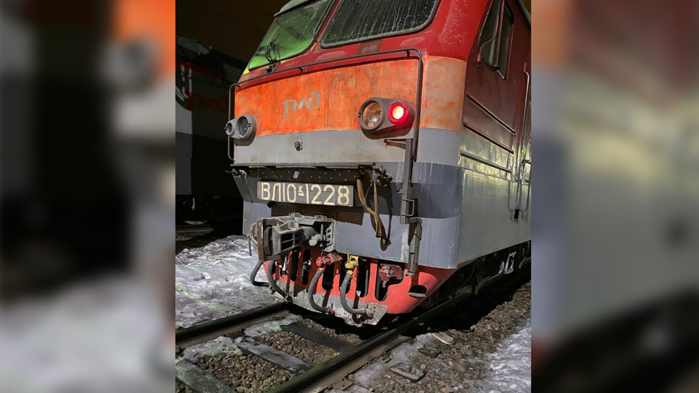 Грузовой поезд и электровоз столкнулись в Ленинском районе Новосибирска
