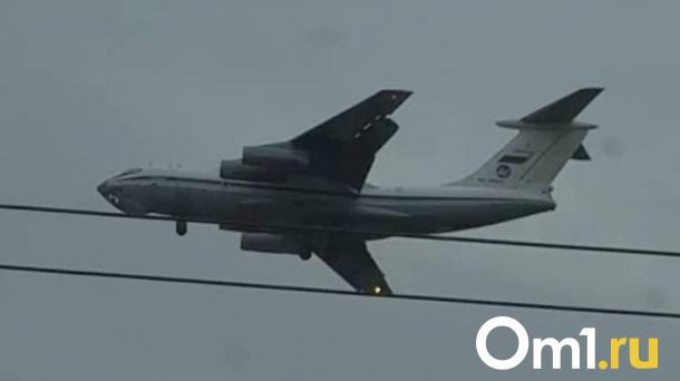 Над Ленинградским мостом в Омске заметили необычный самолёт