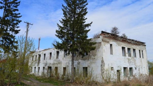В центре Тары стоит заброшенная баня, которая вот-вот может разрушиться