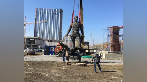 Памятник Александру Покрышкину перенесли на новое место в Новосибирске