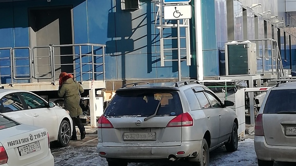 В Омске оштрафовали водителя за парковку на местах для инвалидов