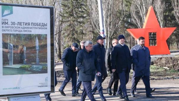 Виталий Хоценко проверил обновление парка Победы в Омске