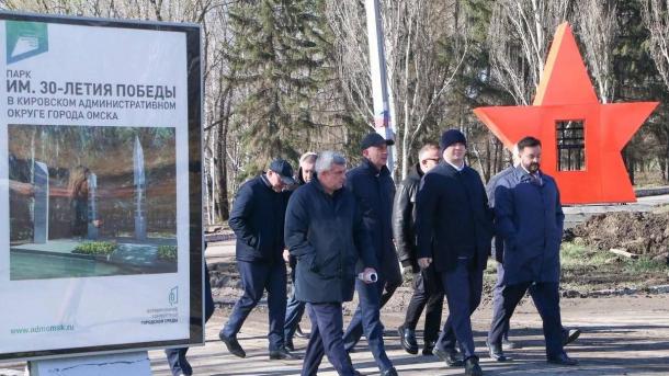 Виталий Хоценко проверил обновление парка Победы в Омске