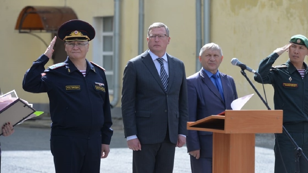 Александр Бурков наградил героев-росгвардейцев медалями «За отвагу»