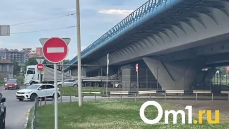 Эстакада метромоста уничтожила прицеп фуры