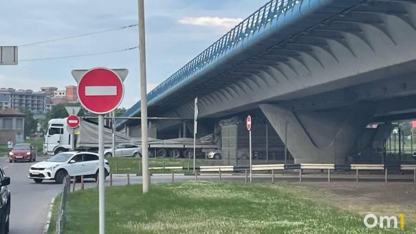 Эстакада метромоста уничтожила прицеп фуры