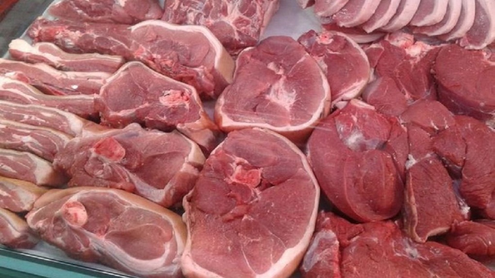Омская мэрия борется с чумой свиней изъятием мяса со стихийных рынков
