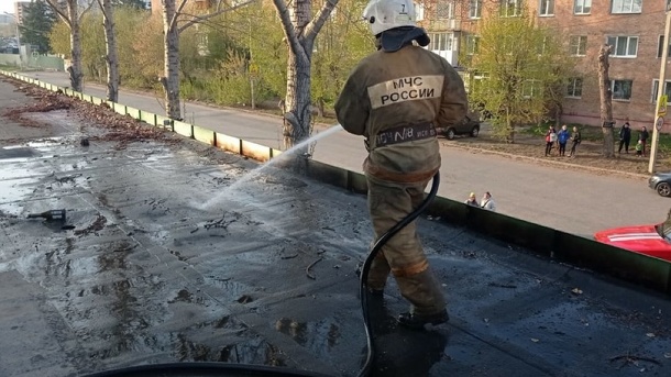 В омских Нефтяниках загорелась кровля магазина, пристроенного к жилому дому