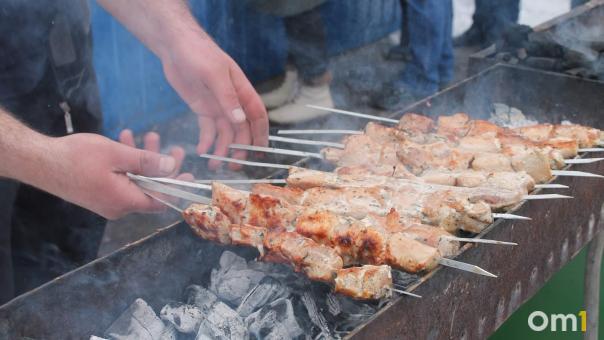 Специалисты Роспотребнадзора рассказали, как правильно выбирать мясо для шашлыка