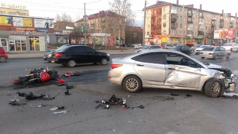 Мотоцикл вдребезги. Жуткая авария произошла в омских Нефтяниках