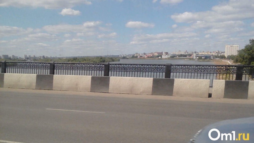 В Омске перед Ленинградским мостом установили новый знак