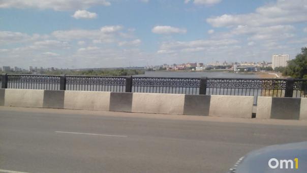 В Омске перед Ленинградским мостом установили новый знак