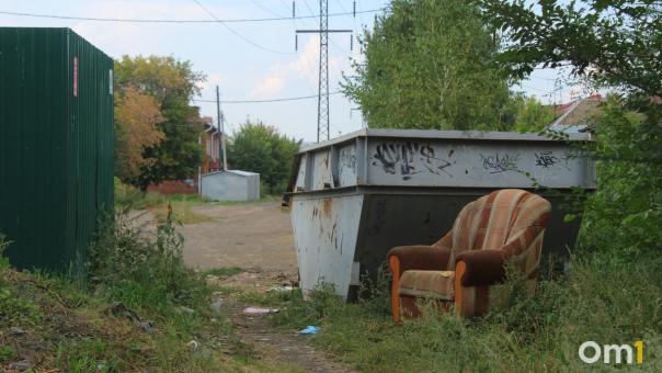 Омичи разгромили 900 мусорных контейнеров