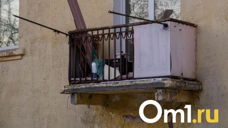 В Омске кусок балкона едва не рухнул на детскую коляску