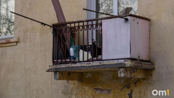 В Омске кусок балкона едва не рухнул на детскую коляску