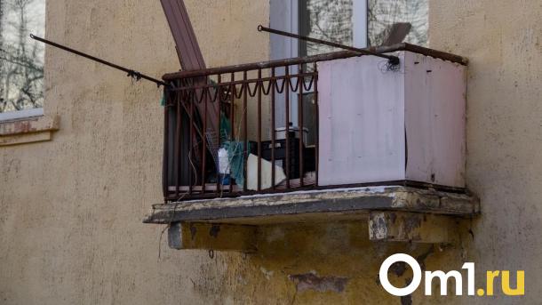 В Омске кусок балкона едва не рухнул на детскую коляску