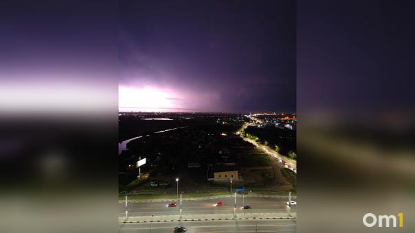 В Омске началась гроза, которую обещали со среды: фото и видео
