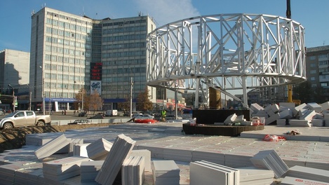 Контрольную сборку стелы «Город трудовой доблести» начали на площади Калинина в Новосибирске