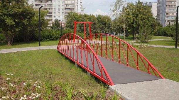 В Новосибирске открыли сквер Влюблённых с мини-мостом и качелями