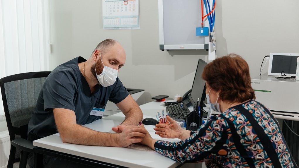 Омский микрохирург вместе с коллегой из Томска прооперирует пациентов со сложными патологиями: повреждениями нервов, заболеваниями кистей и стоп