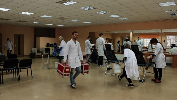 В Новосибирске приставы совместно со спецназом пытались выгнать пациентов из клиники «1+1»