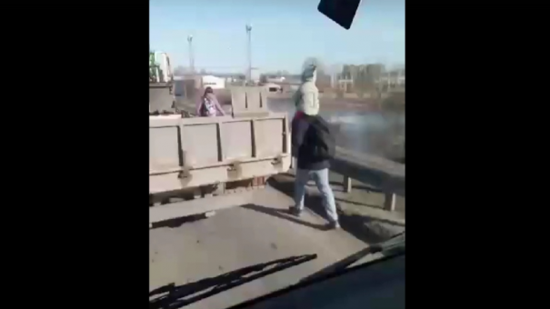 В Новосибирске семейная пара бежала в аэропорт Толмачёво по обочине дороги