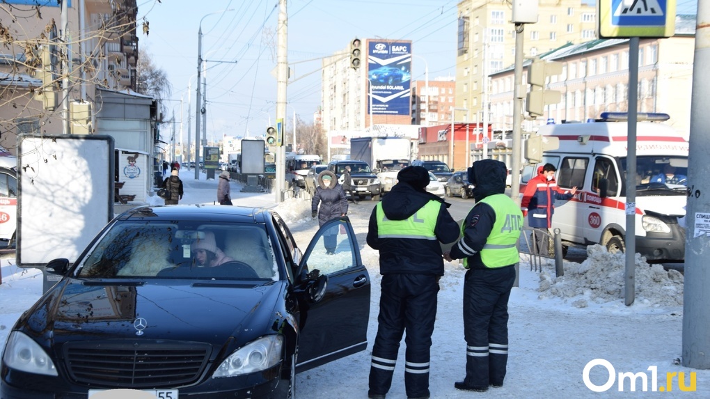 Появилось видео аварии на Красном пути в Омске, где девушка на Mercedes вылетела на тротуар