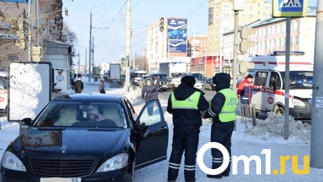 Появилось видео аварии на Красном Пути в Омске, где девушка на Mercedes вылетела на тротуар