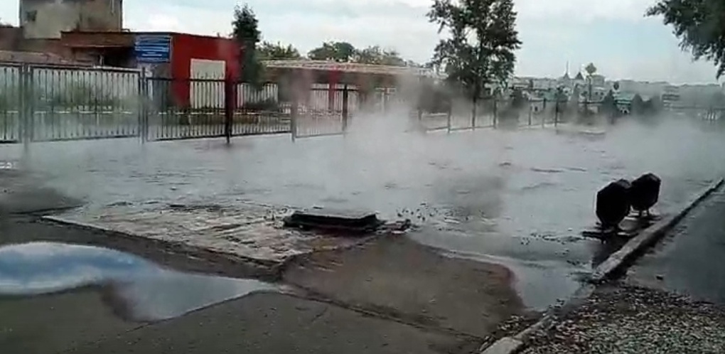 Горячая вода омск. Прорыв трубы Омск. Прорыв горячей воды в Омске. Прорыв водопровода Омск. В Омске прорвало трубу с горячей водой.