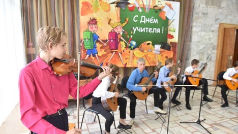 Первые лица региона наградили Благодарственными письмами омских учителей