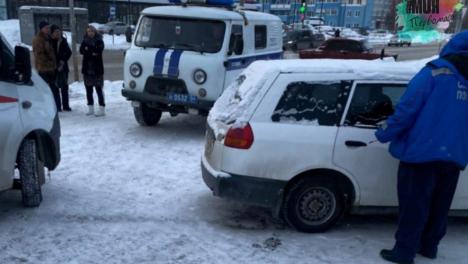 Труп нашли в припаркованной машине около гимназии в Новосибирске