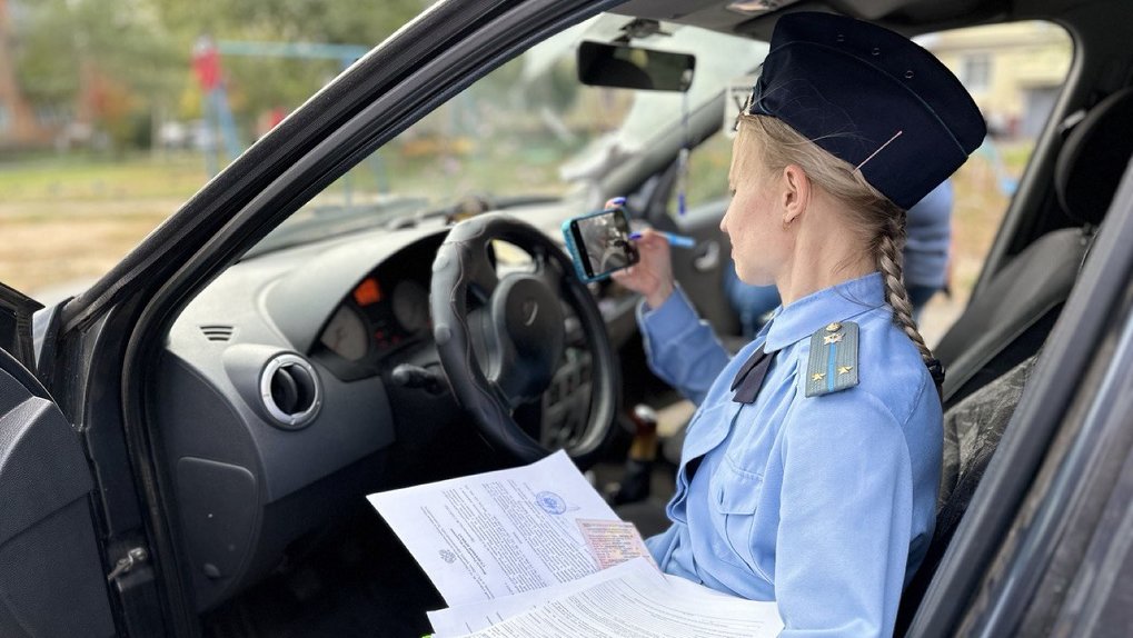 В Омске приставы арестовали автомобиль должника, не платившего за горячую воду и отопление