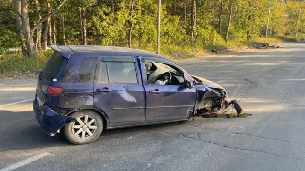Врезался в столб и попал в больницу: в Новосибирске водитель Mazda без прав пострадал в ДТП