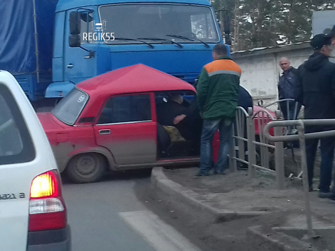 Перекресток грузовик. Автомобильная авария в Омске на виадуке возле Долины нищих. Фура на путепроводе в Похвистнево сегодня.