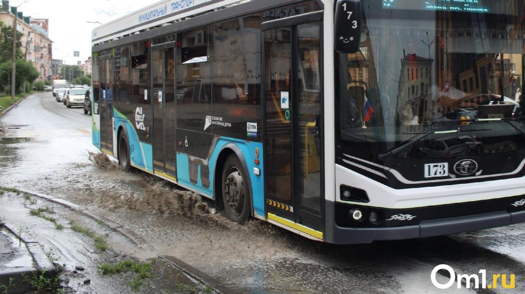 В Омске после сильного ливня возобновили движение троллейбусов № 15