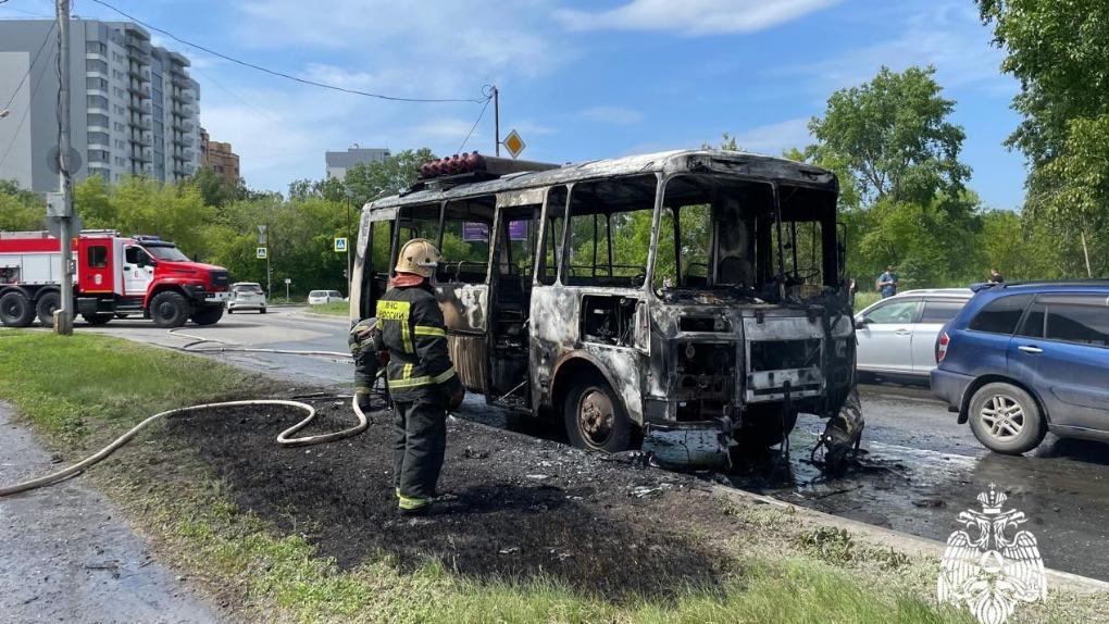 В Новосибирске дотла сгорел пассажирский автобус