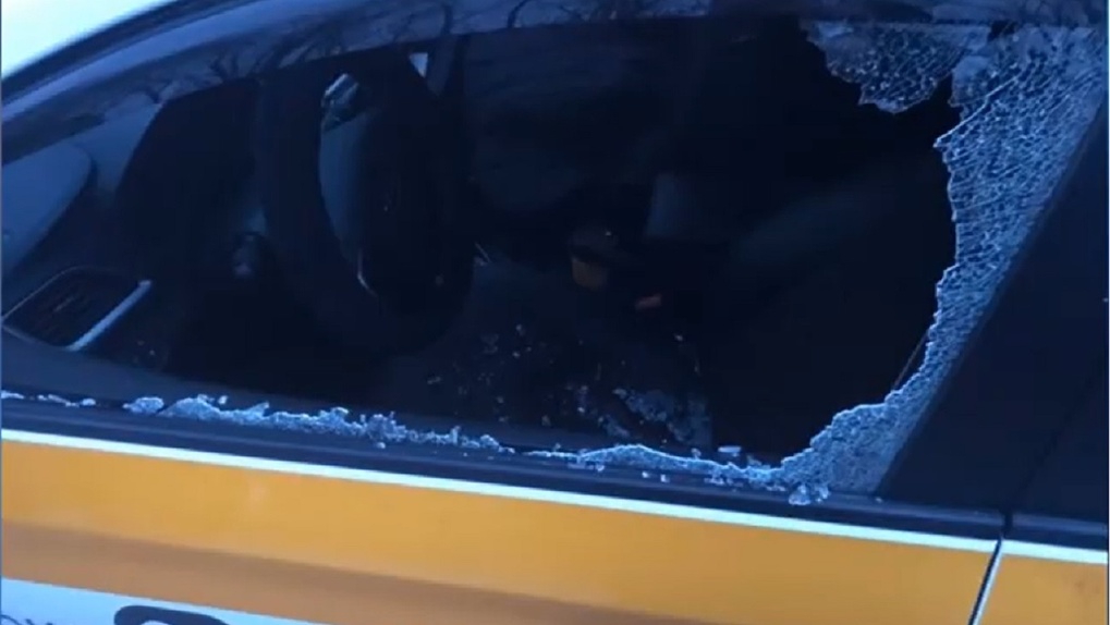 В Новосибирске пассажир в упор расстрелял автомобиль такси