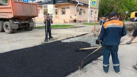 Мэр Омска Шелест поручил восстановить дороги и тротуары в городе