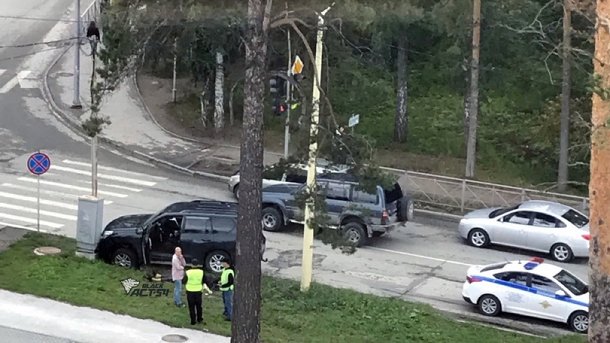 Водитель внедорожника потерял сознание за рулём и врезался в столб в новосибирском Академгородке